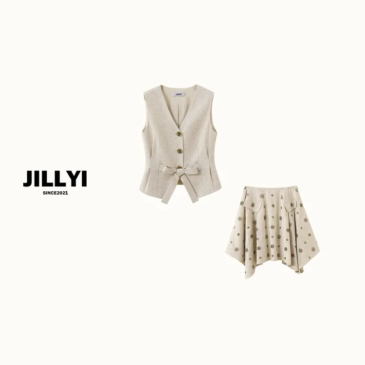 JILLYI珠海店【黄昏月色】杏灰色V领花朵扣马甲+杏灰色半裙时尚套装