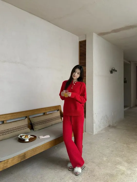 圣诞红冬季保暖软绵绵女睡衣气质红色圆领半边绒长袖可外穿家居服