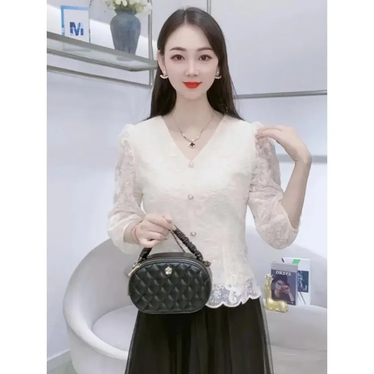 法式V领蕾丝衬衫女秋季2025新款洋气减龄遮肚衫显瘦短款上衣8039