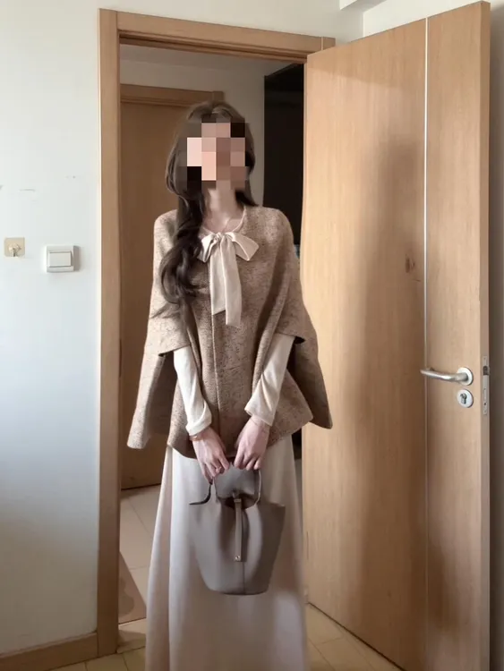 2025秋季新款女法式气质宽松斗篷外套V领系带收腰显瘦长袖连衣裙