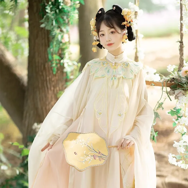 春日明制国风原创改良汉服女2025新款长衫重工刺绣云肩马面裙套装