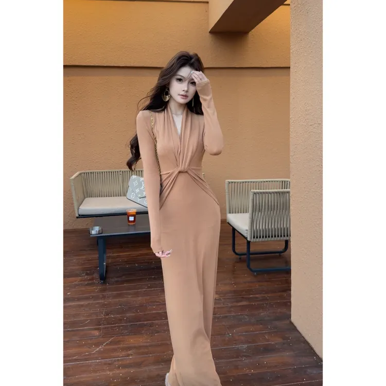 Crainfull【罗马画报】秋冬纽结V领磨毛针织连衣裙金咖色打底包臀裙