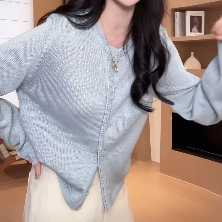 设计感浅蓝色长袖针织衫女春季2025新款时尚简约短款圆领开衫毛衣