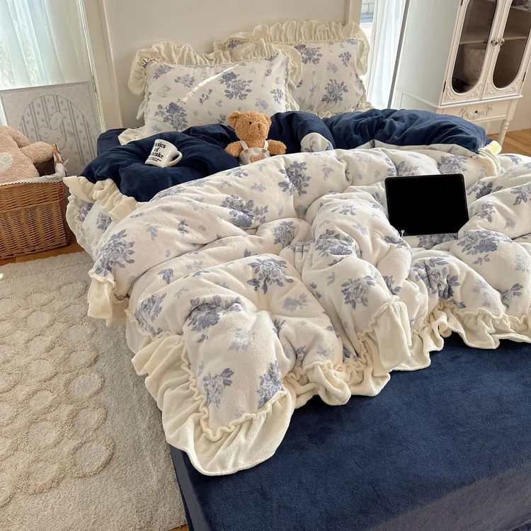 秋冬新款韩系氛围感慵懒风小碎花A类牛奶绒花边款四件套-冰岛极夜