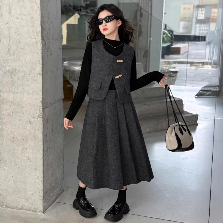 女童秋装套装2025新款中大儿童秋冬毛呢马甲打底衫半身裙子三件套