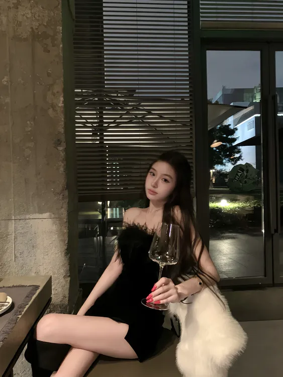 白色坎肩毛毛外套纯欲风辣妹性感黑色丝绒毛毛拼接抹胸连衣裙套装