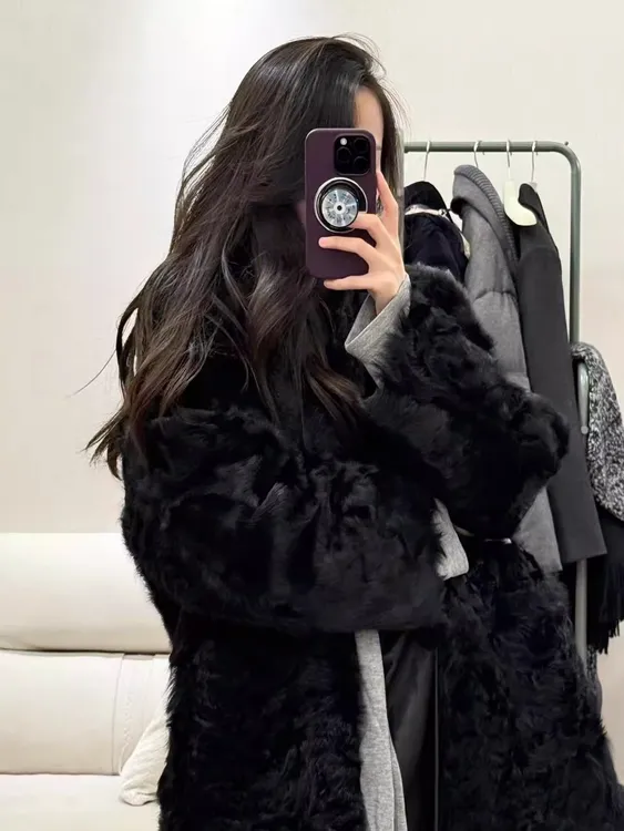 2025年时尚百搭新款一体绒V领羊羔绒毛毛外套女秋冬黑色大衣潮流