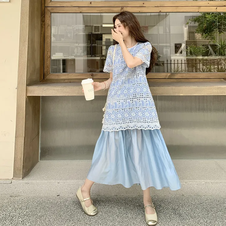 常规韩版高腰圆领镂空夏季连衣裙法式收腰显瘦泡泡袖碎花气质蓝色