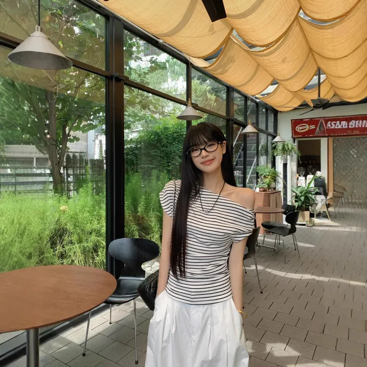 设计感斜肩短袖T恤女2025夏季新款辣妹修身显瘦露肩条纹学生上衣