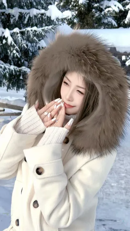 熙薇『伦敦冬日』2025冬季新款设计师大毛领连帽羽绒服H6921