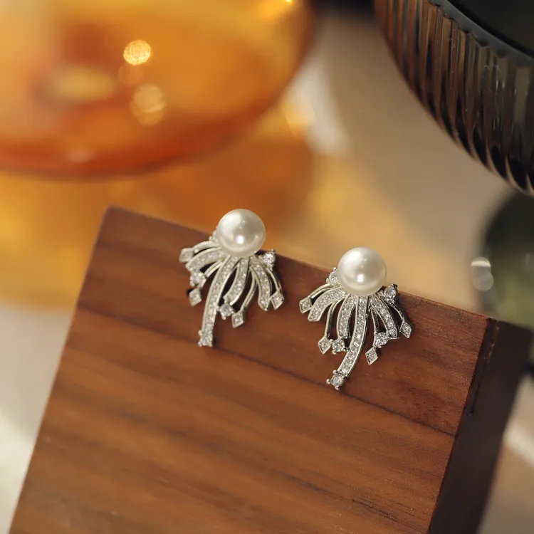 合金仿珍珠耳饰 轻奢精致高级感满钻蚊香盘耳夹小众设计通勤耳饰