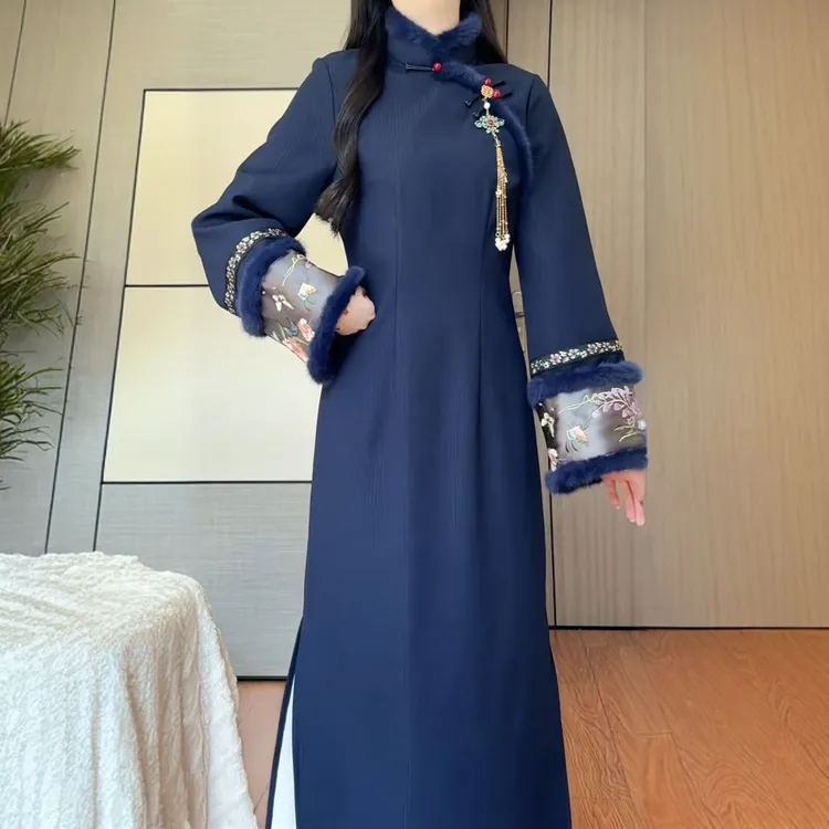 2025年冬季新款复古藏蓝色改良旗袍倒大袖保暖毛毛领新中式连衣裙