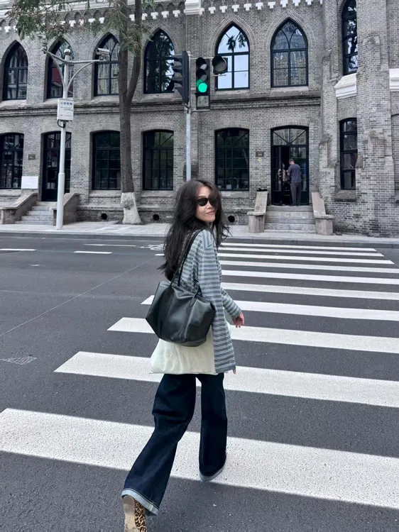 2025秋季新款韩系慵懒风撞色条纹圆领长袖显瘦上衣百搭牛仔裤套装