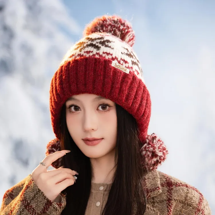 时尚拼色毛球护耳保暖帽子女士冬天骑车加绒防寒毛线帽民族风帽潮