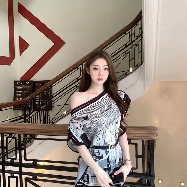 老钱风印花缎面斜肩蝙蝠袖衬衫女夏季高级感小众气质绝美漂亮上衣