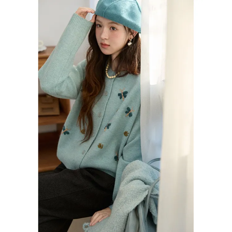 谜秀新品蓝色蝴蝶绣花毛衣开衫女冬季羊羔绒手工刺绣针织衫百搭