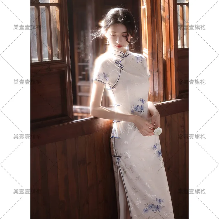新中式收腰旗袍夏季轻奢高级感白色复古中国风女装连衣裙苏州日常