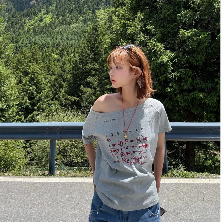 美式复古字母印花斜肩短袖T恤女夏季新款辣妹风休闲性感露肩上衣