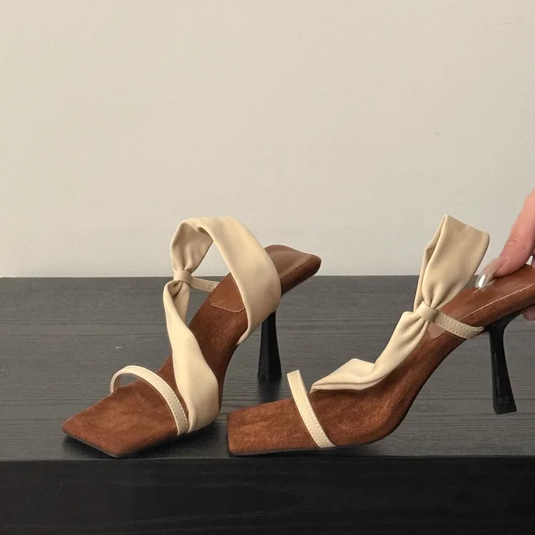 设计感复古辣妹风方头绒面一字带高跟凉拖女夏季韩版绕带露趾凉鞋