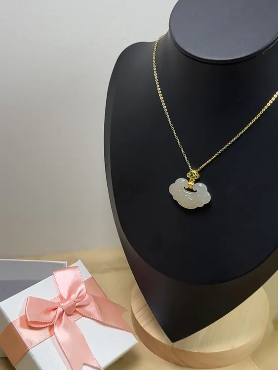 天然和田玉晴水祥云如意锁约17*26*6mm 精雕气质款