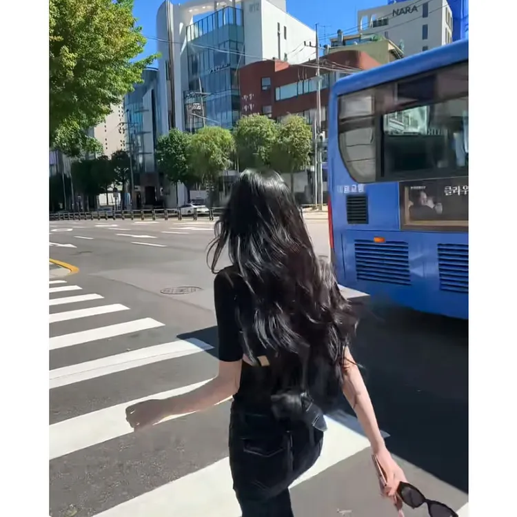 性感辣妹黑色T恤女早秋新款纯欲风气质修身露背上衣配显瘦休闲裤