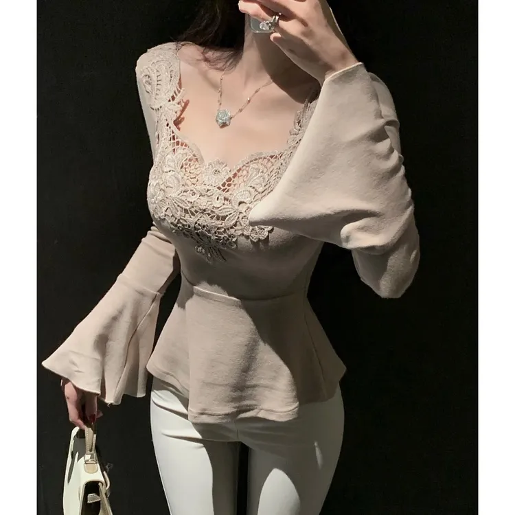 2025年冬季新款加绒精致蕾丝领拼接通勤百搭喇叭袖T恤显瘦女上衣