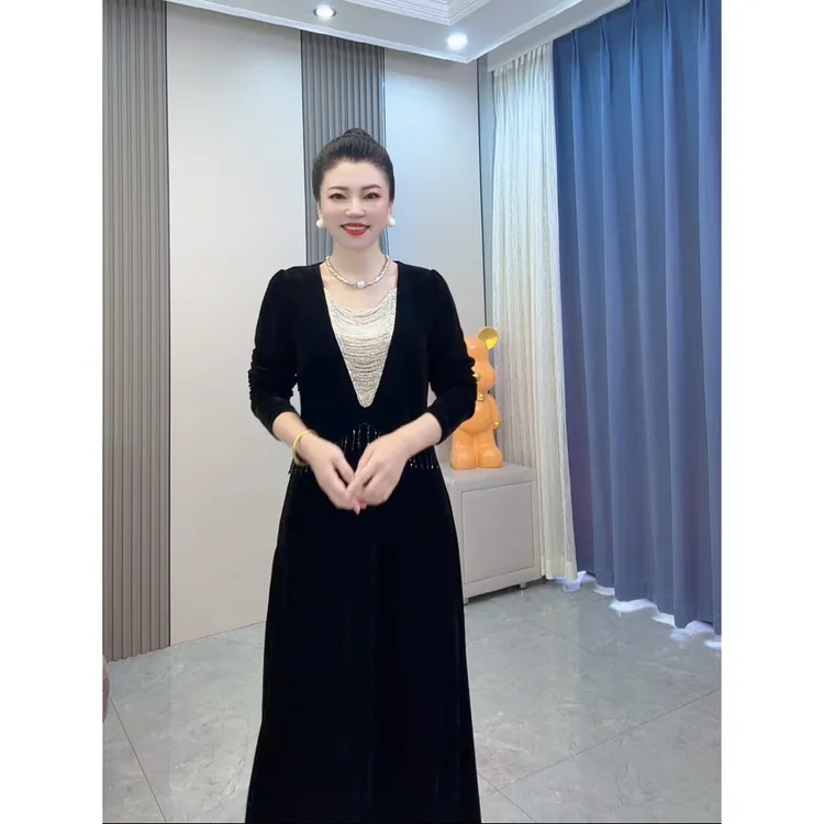 新年款大码女装黑色复古重工流苏串珠设计感丝绒显瘦气质中长群女