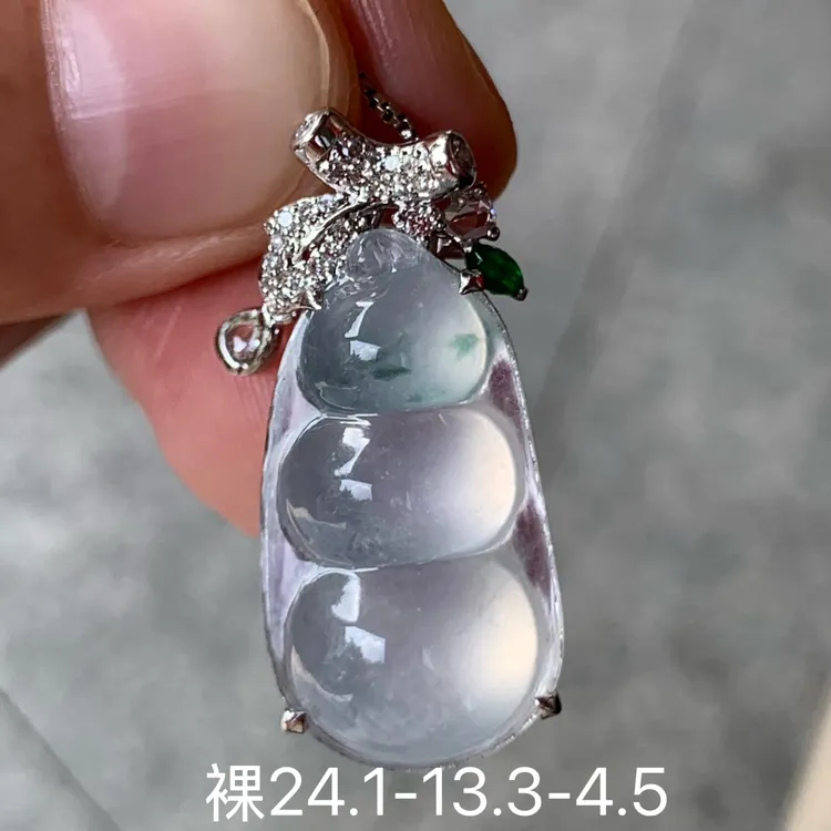 高冰飘花福豆天然翡翠吊坠 镶嵌精致 女生配饰 翡翠保真基地