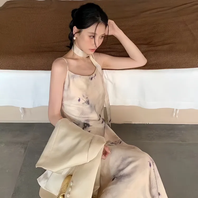 夏上新！含30%醋酸扎染印花小女人吊带缎面打底连衣裙(配领带