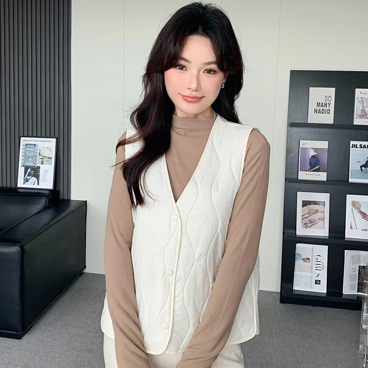 2025秋冬爆款女款轻薄马甲外穿坎肩打底羊毛保暖宽松无袖外套女装