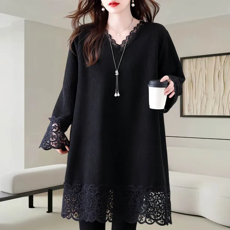 2025秋冬新款女大码V领中长款针织衫拼接蕾丝钩花宽松遮肉上衣