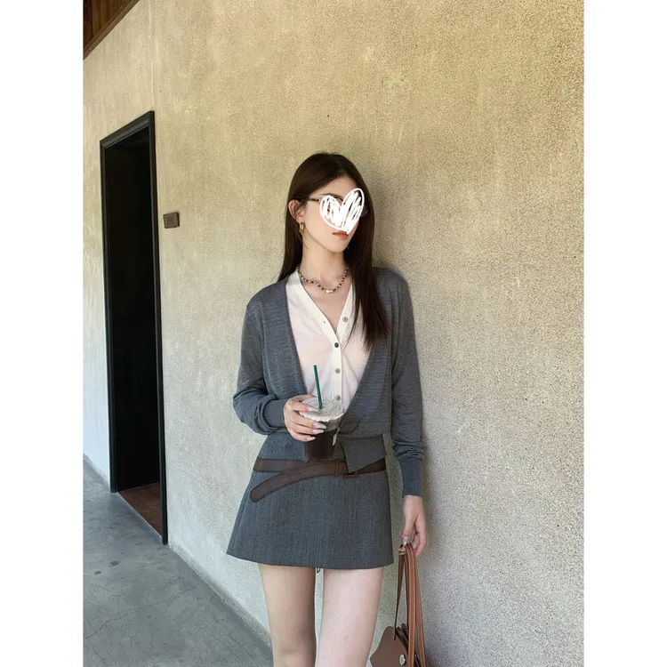 早秋新款假两件小众撞色V领针织衫独特长袖上衣女