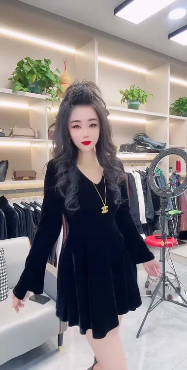 中款丝绒连衣裙女春季新款V领喇叭袖高腰显瘦中长款
