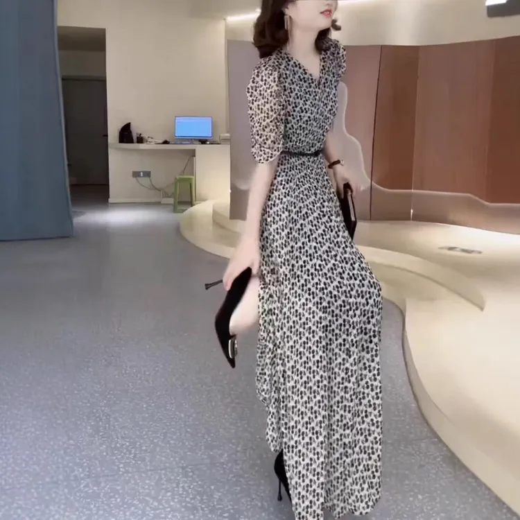 大爱美依缘2025夏季新款高级感优雅复古碎花V领长款连衣裙女