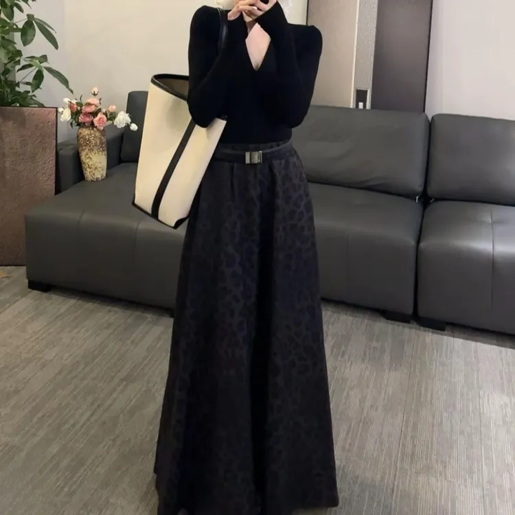春秋穿搭一整套高级感黑色V领T恤上衣豹纹半身裙女装气质两件套