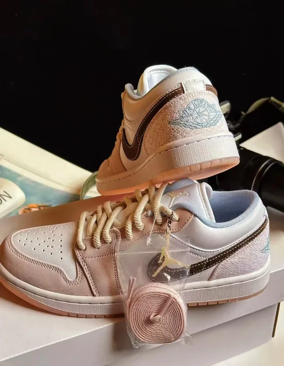 NIKE/耐克 AIR JORDAN1LOW 女款樱花粉色时尚低帮篮球鞋官方正品