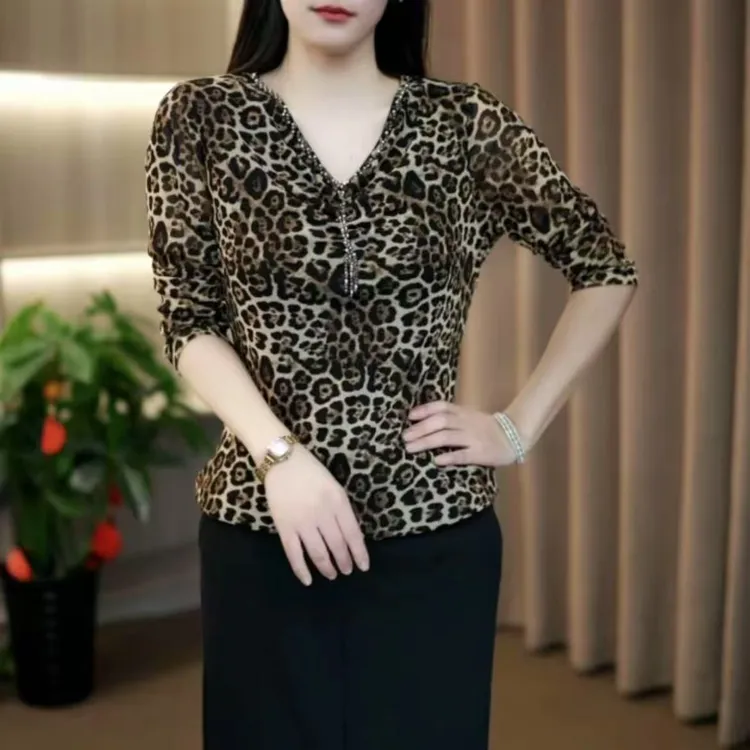 秋季新款女士上衣长袖V领T恤气质显瘦休闲设计感小衫百搭洋气时尚