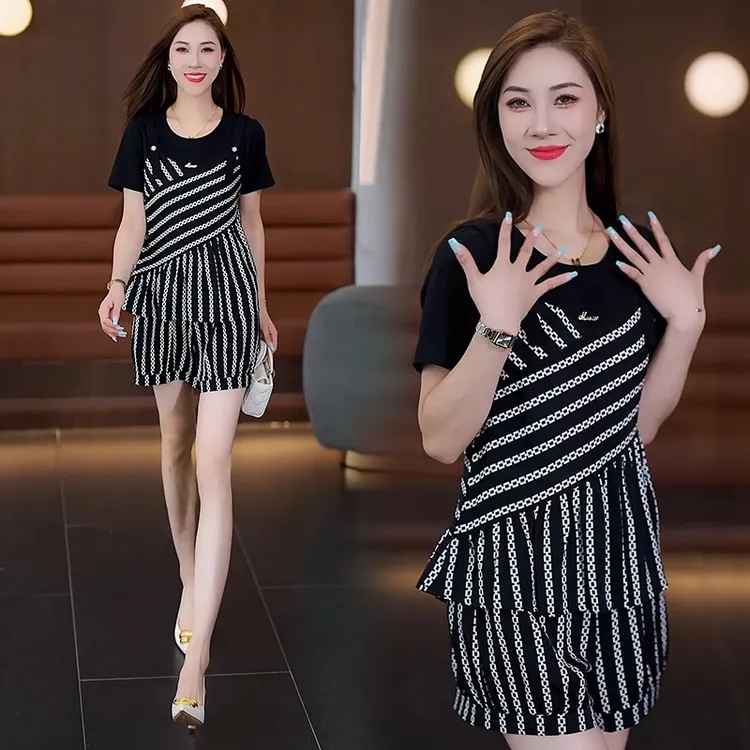 2025年夏季新款时尚条格纹套装女洋气显瘦拼接短袖上衣短裤两件套