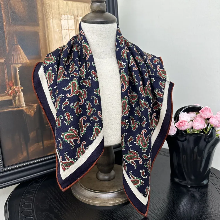 女士高档华丽的腰果花方巾70%羊毛30%蚕丝双面异色手工卷边丝毛