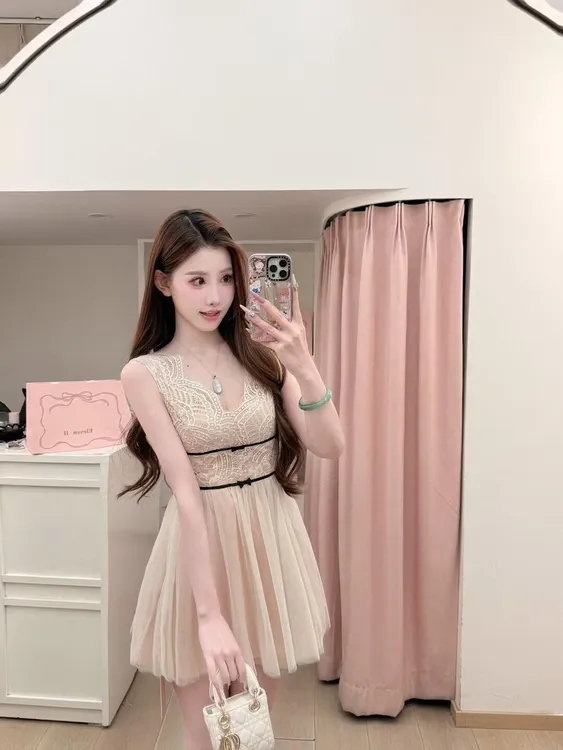 纯欲收腰显瘦蕾丝拼接v领网纱薄纱无袖连衣裙女恋夏风穿搭