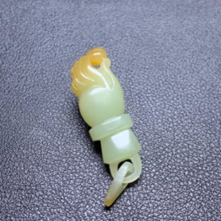 新疆和田玉且末糖料纯手工雕刻“掌上明珠”吊坠挂件