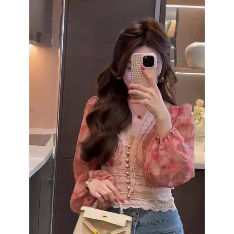 法式赫本纯欲风蕾丝碎花v领衬衫女春季新款性感短款上衣气质女装