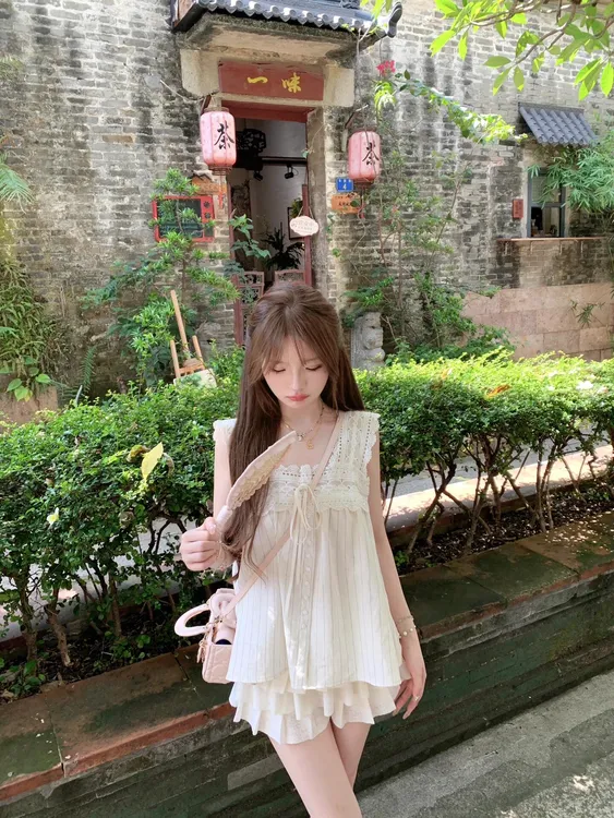 【乖乖白茶】夏日清凉镂空绣花蕾丝清纯显瘦吊带背心上衣+高腰短裙