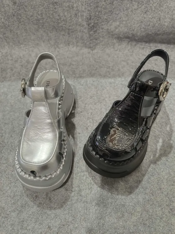 2025年品牌女鞋夏季新款真皮厚底包头圆头时尚罗马凉鞋一字式扣带