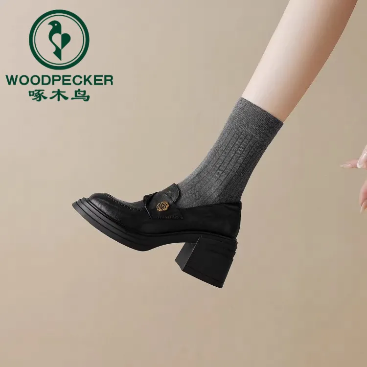 啄木鸟2025春夏新款百搭英伦风高跟单鞋山茶花粗跟乐福鞋小皮鞋女