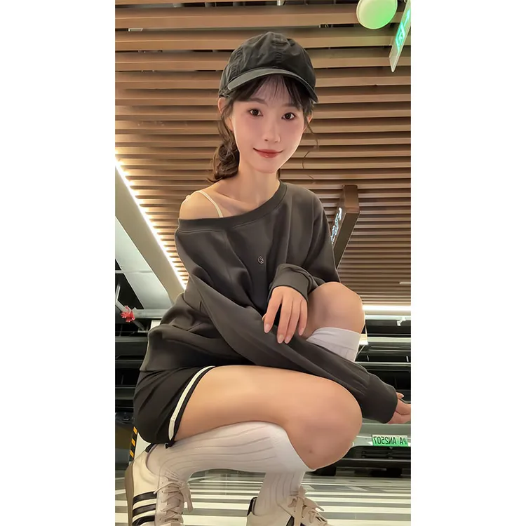 美式慵懒斜肩长袖卫衣女秋季2025新款松弛感穿搭宽松上衣百搭短裤