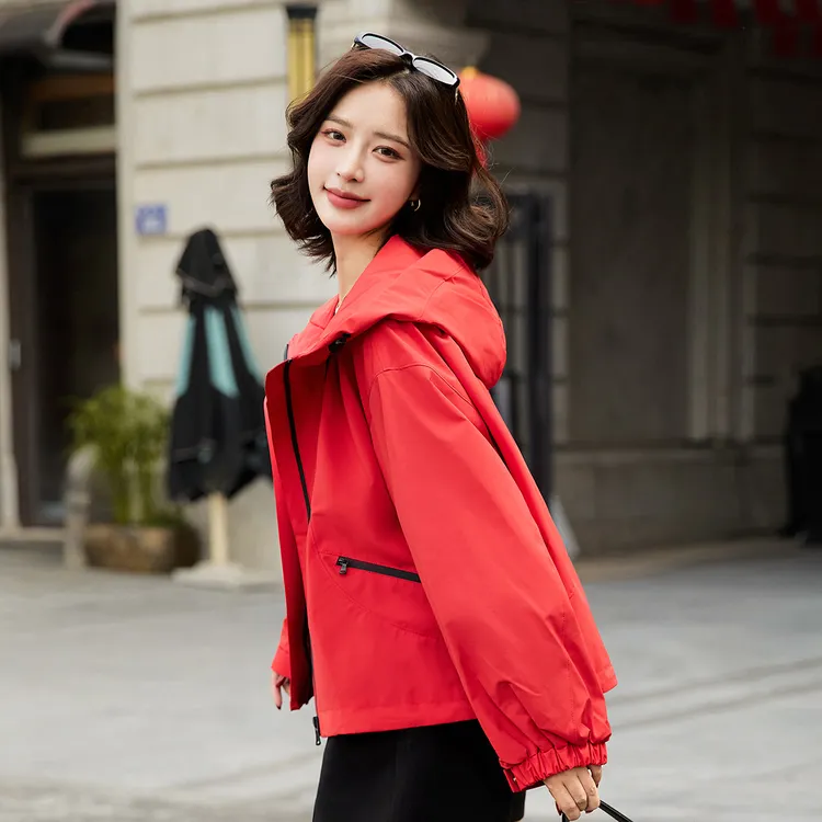红色冲锋衣外套女春秋季2025新款防风防水短款风衣巨好看减龄上衣