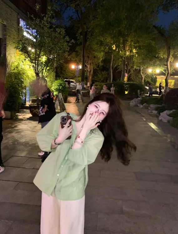 法式绿色系带短袖衬衫女2025夏季新款宽松慵懒风高级感泡泡袖上衣