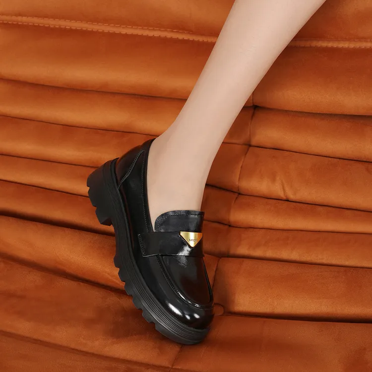 沙驰 25年新款【牛皮】黑色漆皮厚底乐福鞋金属扣时尚百搭通勤单鞋