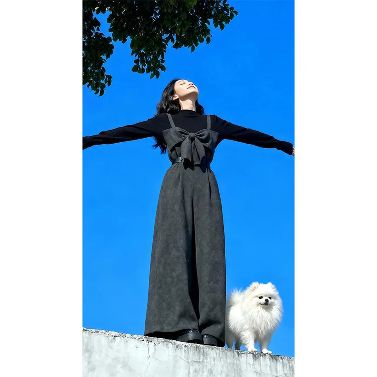 冬装搭配一整套高级感时尚洋气减龄显瘦黑色针织打底衫背带裤套装